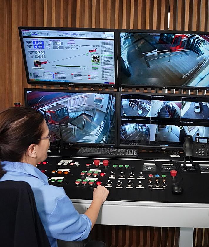 Imagen secundaria 2 - Responsables del Funicular de Artxanda explican su funcionamiento.