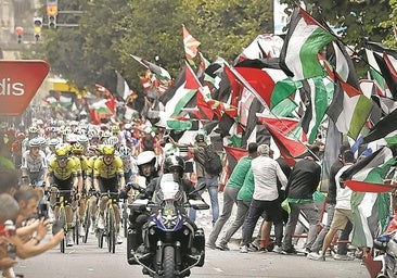 Una violenta protesta contra Israel revienta la etapa de la Vuelta en Bilbao