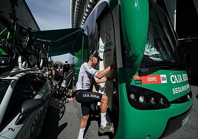 Silva sube al autobús.