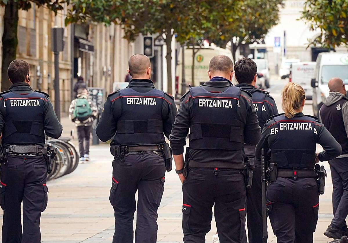 Ertzainas patrullan a pie por Vitoria.