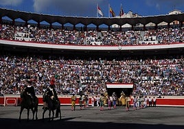 Los toreros y sus cuadrillas realizan el paseíllo en Vista Alegre durante esta pasada feria.