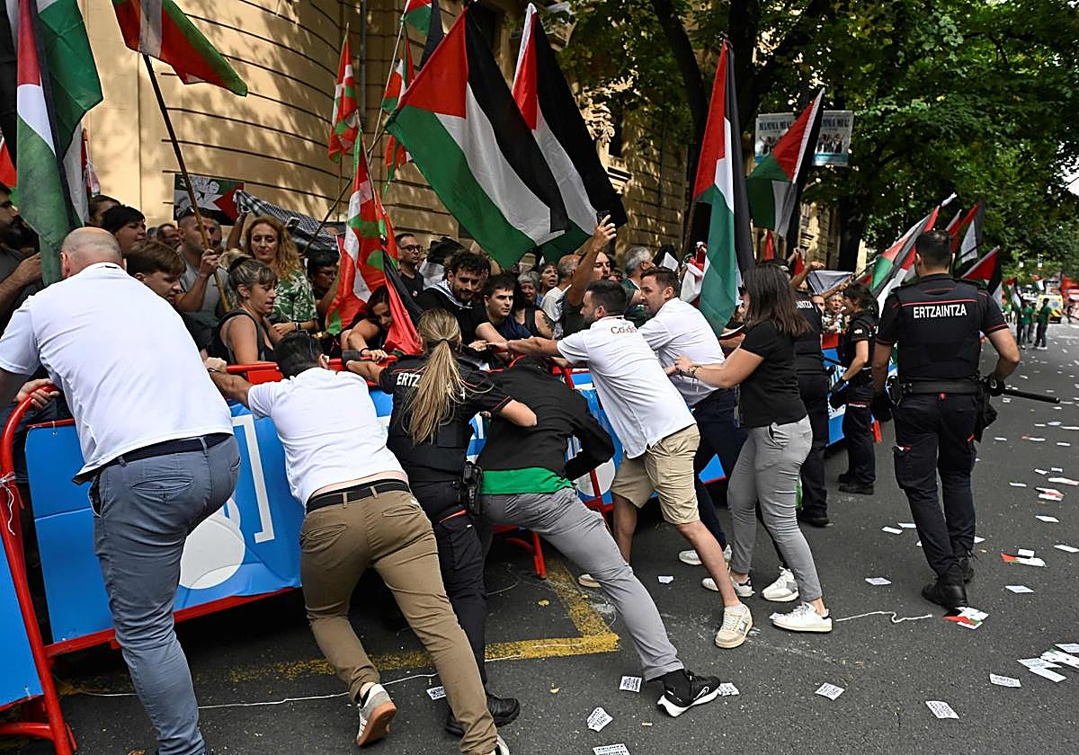 Una violenta protesta contra Israel revienta la etapa de la Vuelta en ...