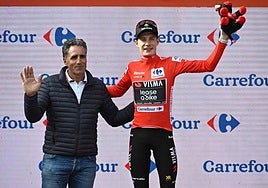 Vingegaard sube al podio en Belagua acompañado de Induráin.