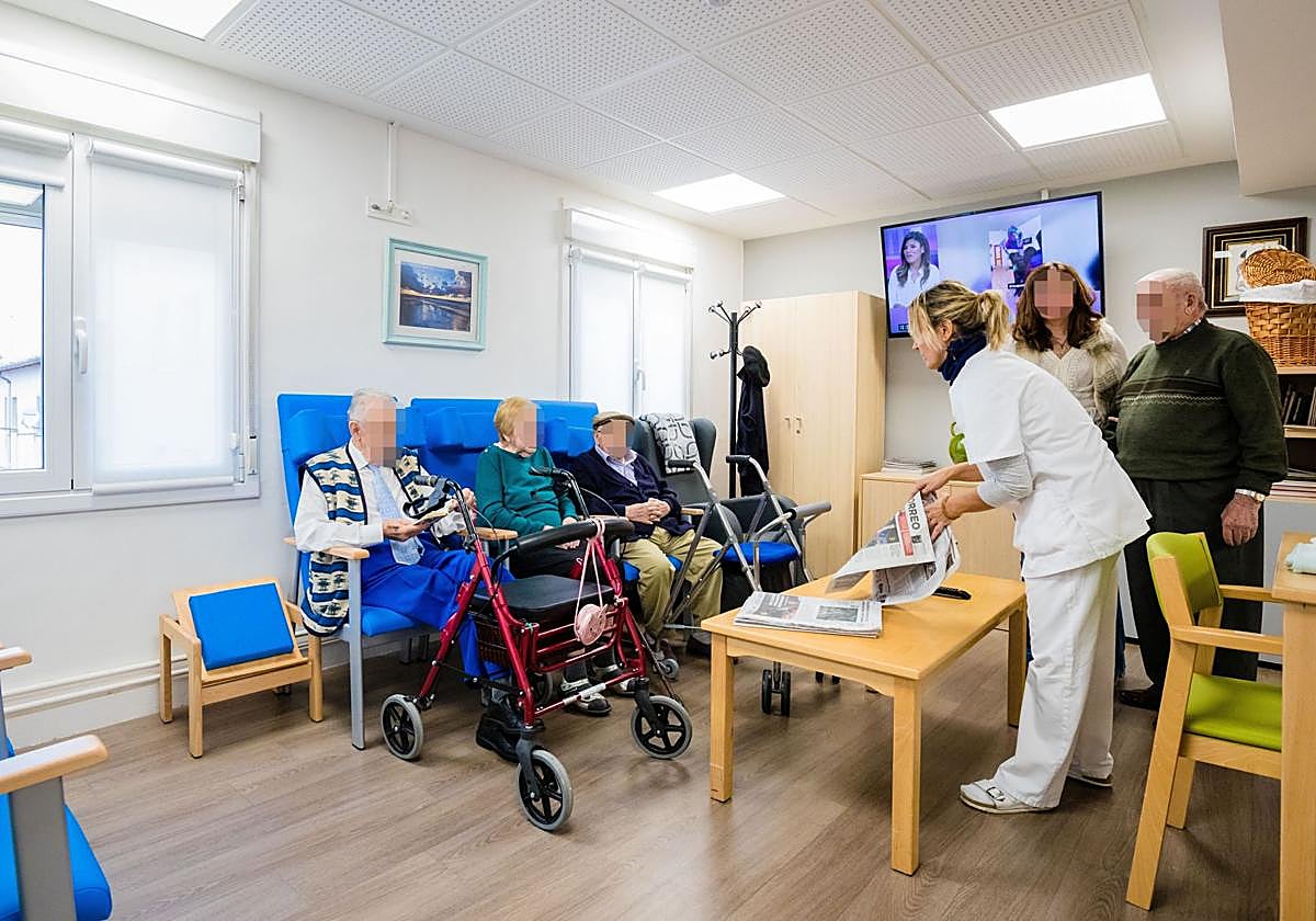 Sala de estar de una vivienda comunitaria o compartida con personas mayores que necesitan atención en el día a día.
