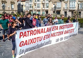 Concentración sindical en la Plaza de la Provincia tras el fallecimiento de un trabajador en el puerto de Azáceta.