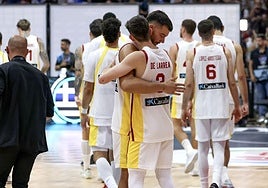 El prometedor Sergio de Larrea se abraza a Willy Hernangómez tras consumarse el fracaso de España con la derrota ante Grecia.