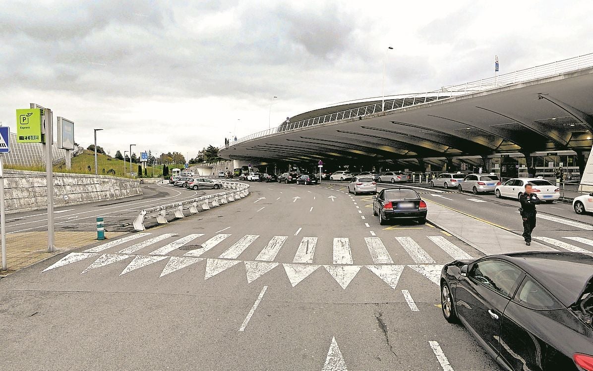 Estado anterior de la zona de llegadas, con tres carriles y uno más para autobuses.