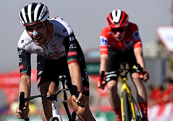 Almeida doblega el Angliru sin quebrar a Vingegaard