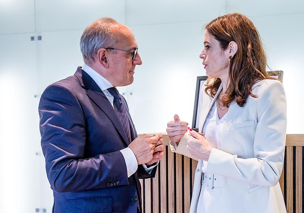 El diputado general de Álava, Ramiro González, departe con la alcaldesa, Maider Etxebarria.