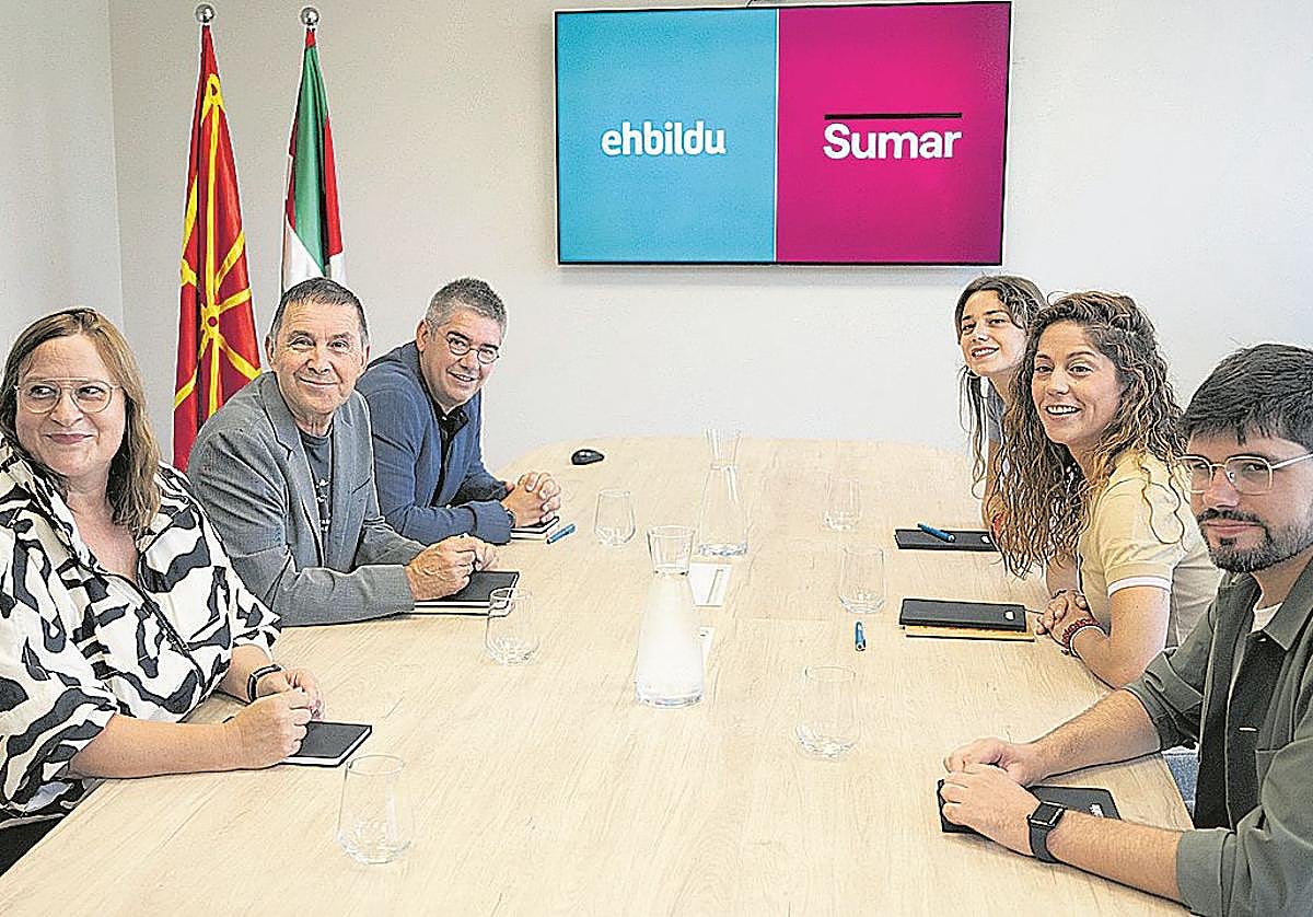 La delegación de Bildu, liderada por Otegi, en la reunión con la de Sumar.