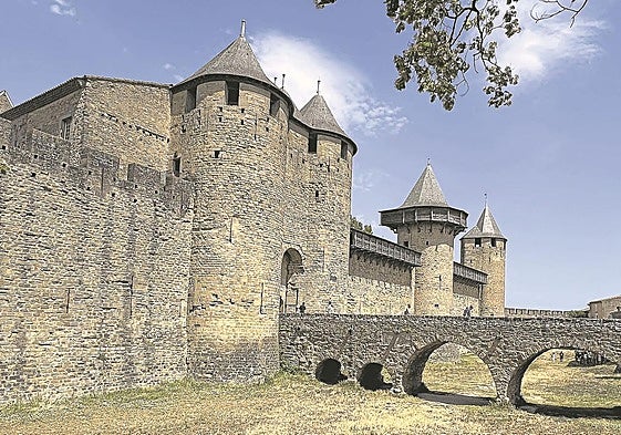 Lienzo de muralla de la Cité de Carcasona, como sacada de una ovela de caballerías.