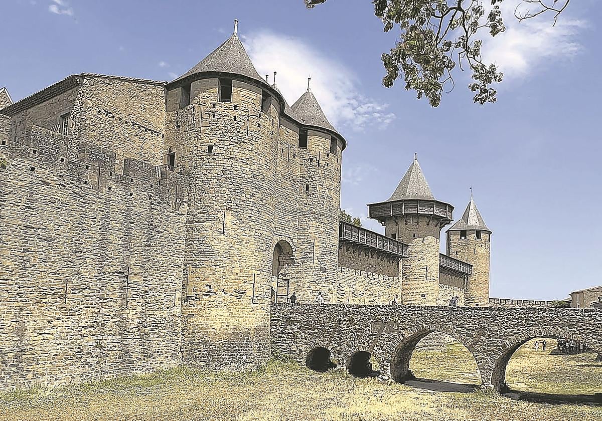 Lienzo de muralla de la Cité de Carcasona, como sacada de una ovela de caballerías.