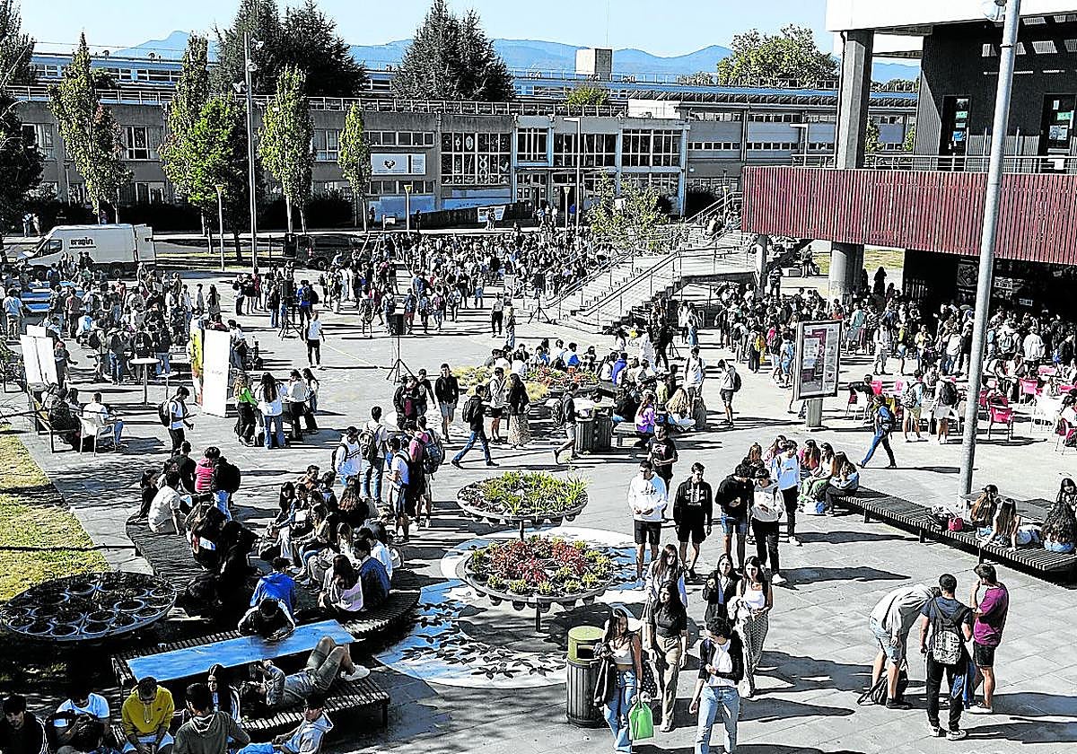 Vista de la plaza Mikel Laboa del campus de Leioa, que será reformada.