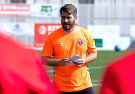 Erice da instrucciones a sus jugadores durante un entrenamiento.
