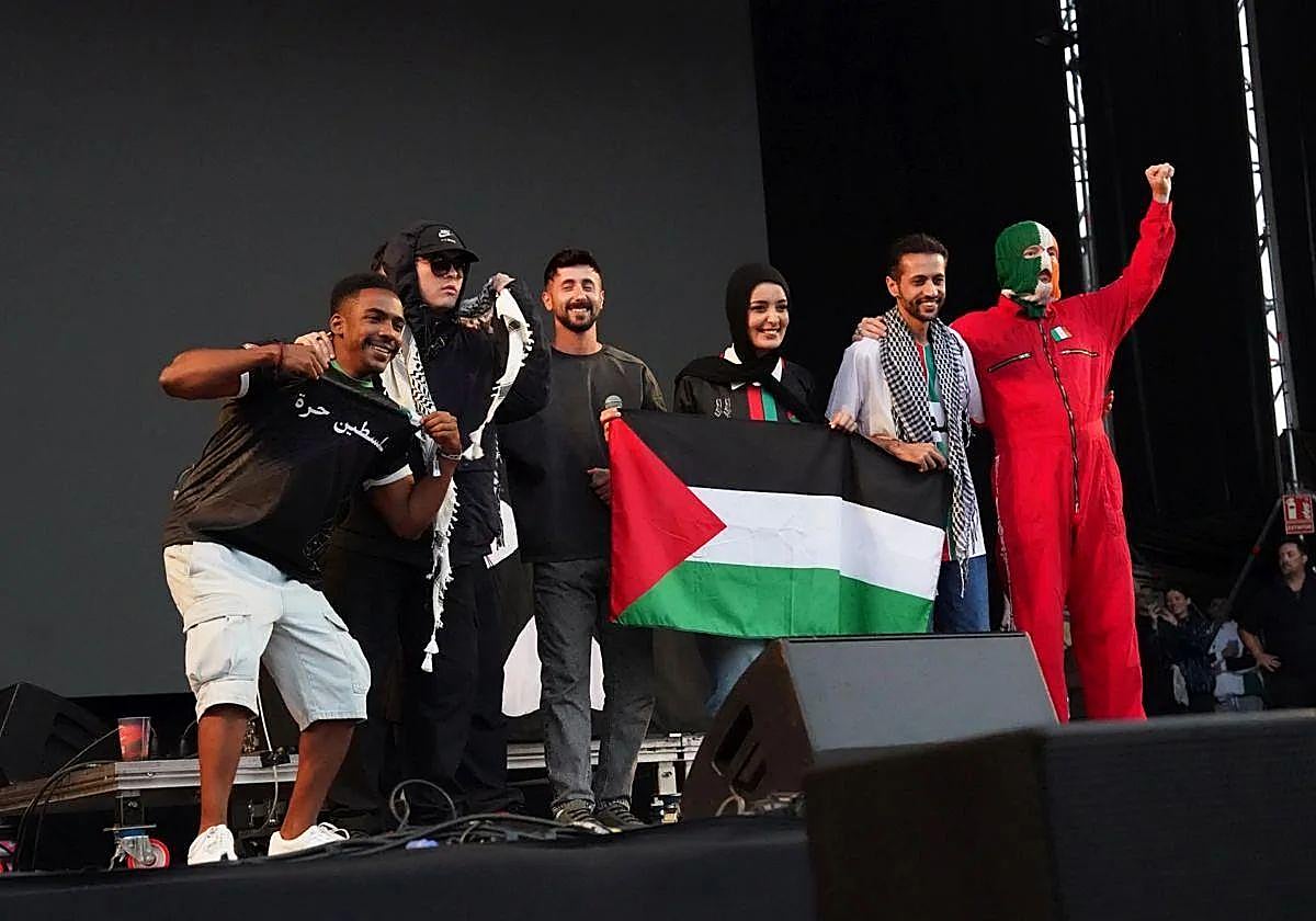 Kneecap junto a músicos palestinos en el BBK Live.