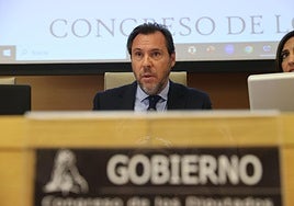 Óscar Puente, ayer durante su intervención en la comisión de Transportes del Congreso.