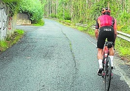 Jonathan Castroviejo sube la rampa más dura del tramo.