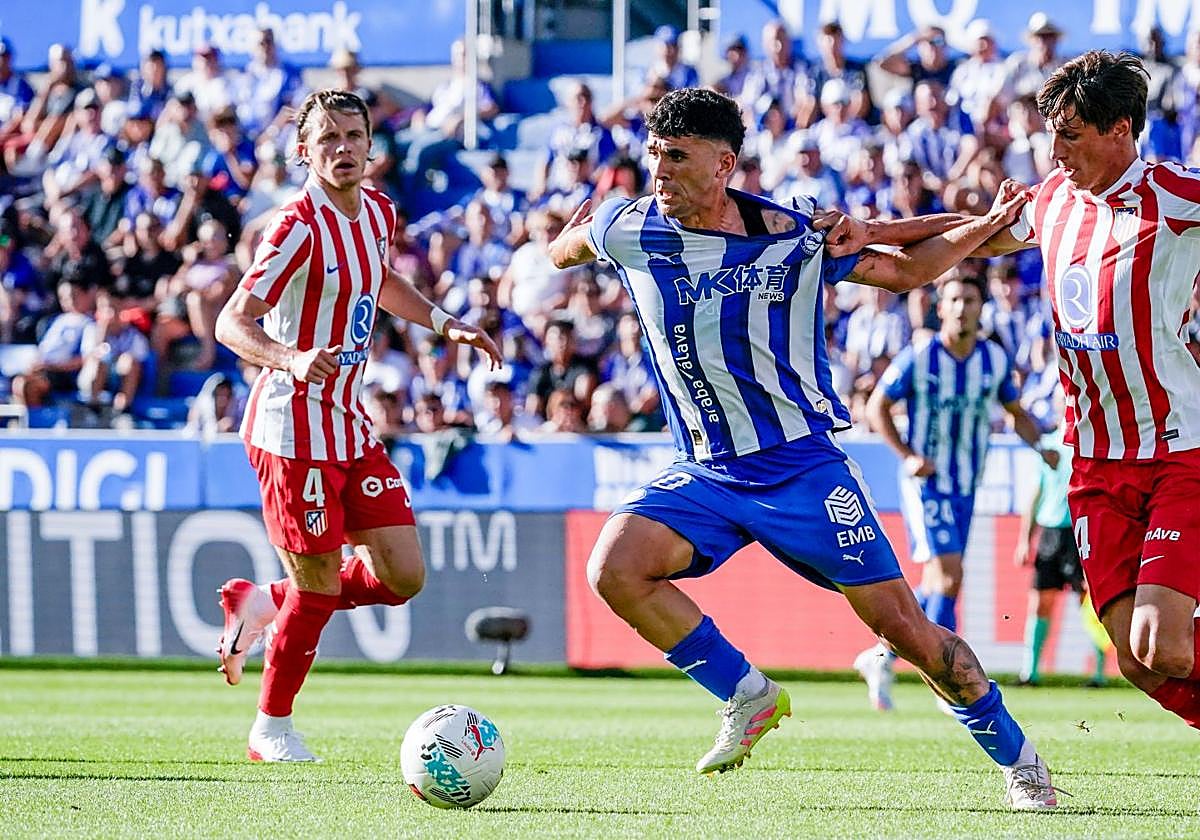Aleñá se intenta escapar de un Le Normand que le agarra de la camiseta.