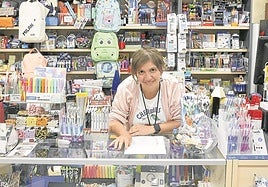 Rosa Giménez en su papelería Ezkisu de Lakua.