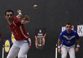 Altuna III se coloca para soltar la derecha ante la mirada de Jaka.