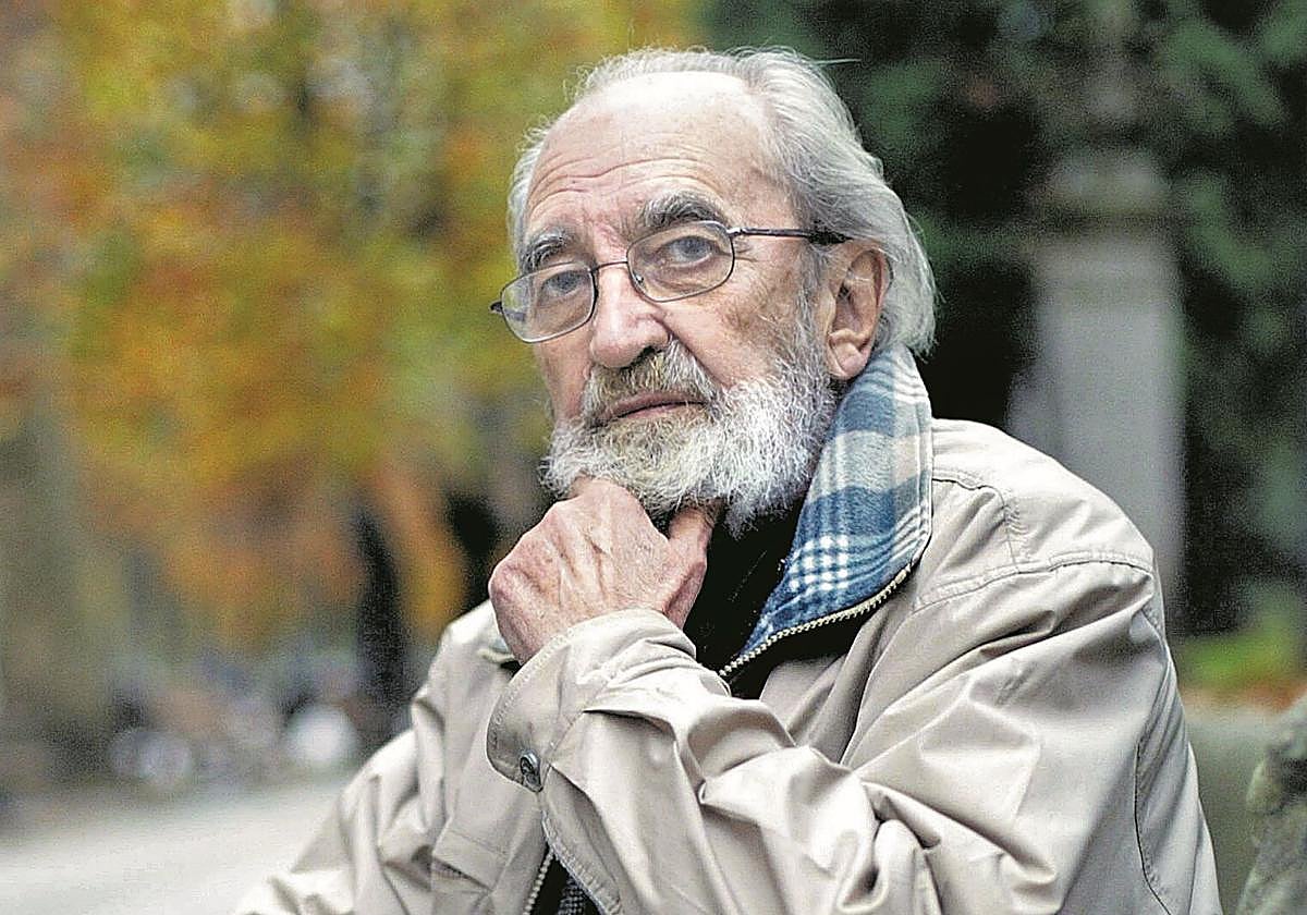 Ángel González, en la imagen en un parque de Madrid, recibió el Premio Príncipe de Asturias de las Letras y el Reina Sofía entre otros galardones.