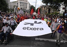 Varias personas durante una manifestación para reivindicar los derechos de los presos de ETA, en la Plaza Elíptica.