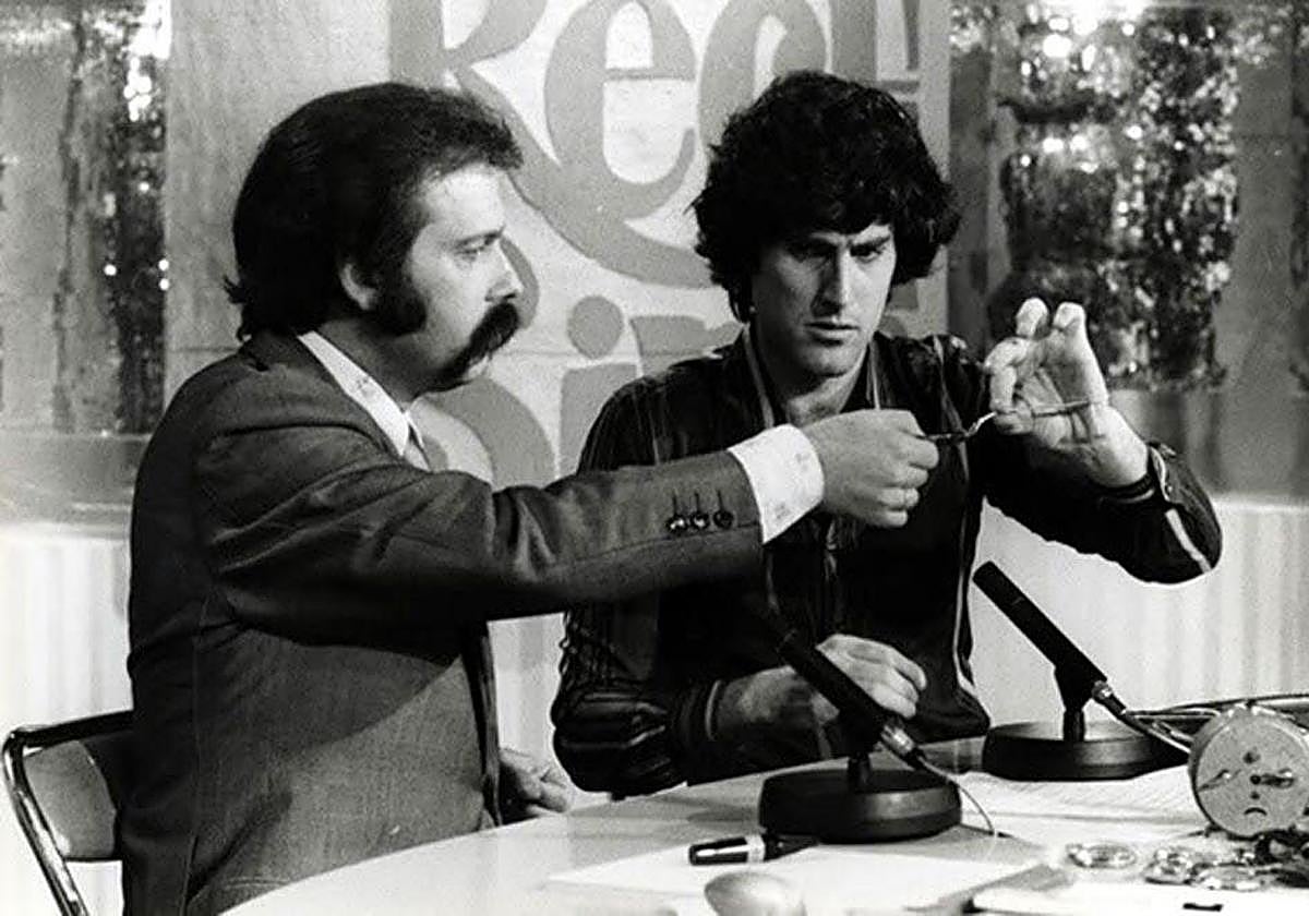 Instante en el que Geller efectúa su truco de la cucharita junto a Íñigo. Lo vieron 20 millones de espectadores.