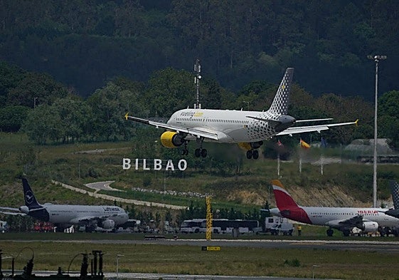 Un avión de Vueling despega de Loiu, en presencia de aparatos de Iberia y Lufhtansa.