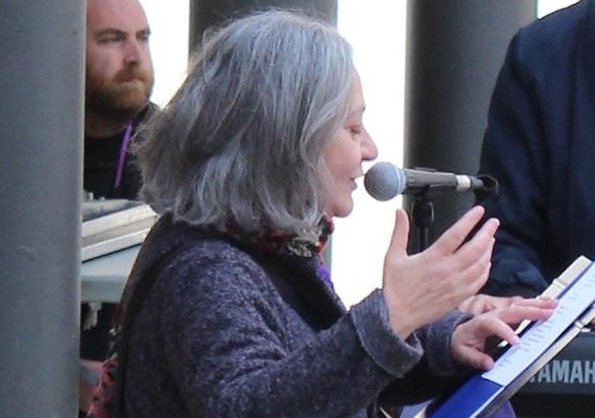 Maite Lorenzo recitando, en un evento celebrado en Ermua.