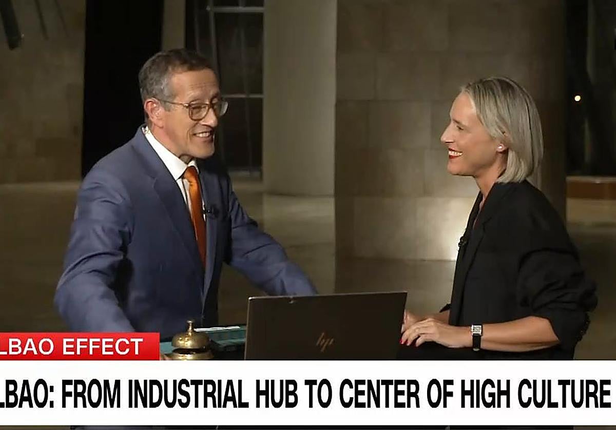 El presentador, Richard Quest, con la directora del museo, Miren Arzalluz.