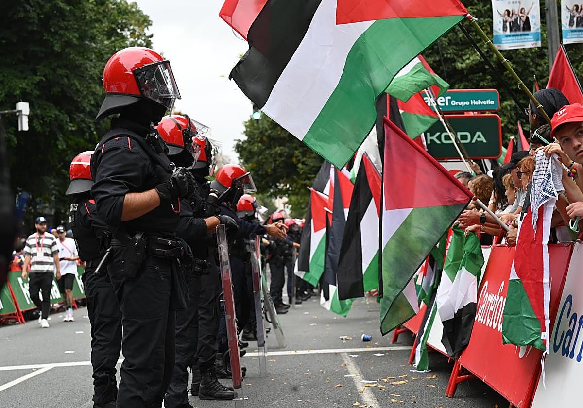 Las protestas propalestinas obligaron a modificar la llegada en la etapa de la Vuelta en Bilbao.