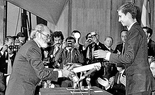 En 1985 recibió el Príncipe de Asturias de las Letras de manos del actual Rey.