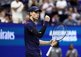 Jannik Sinner celebra su victoria.