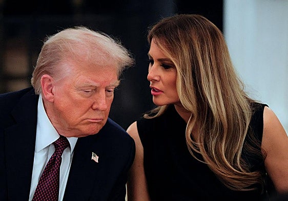 La primera dama estadounidense, Melania Trump, transmite la pregunta de un periodista al presidente Donald Trump durante una cena privada para líderes tecnológicos y empresariales en Washington.