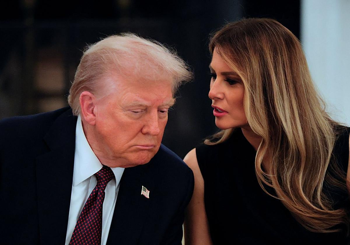 La primera dama estadounidense, Melania Trump, transmite la pregunta de un periodista al presidente Donald Trump durante una cena privada para líderes tecnológicos y empresariales en Washington.