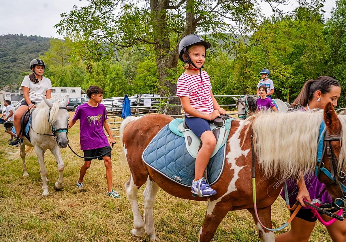 Los más pequeños disfrutan de paseos a caballo.