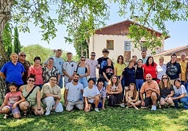 Los chavales del centro foral con sus educadores y vecinos de Antezana se hicieron una gran foto de familia en su despedida.