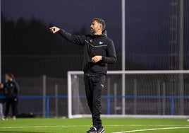 Molo Casas da instrucciones en un entrenamiento.
