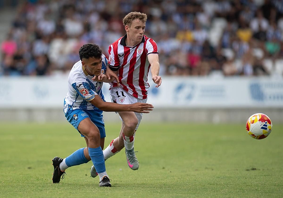Endika Buján trata de irse en carrera ante la oposición de un jugador del Talavera.