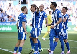 Los jugadores del Alavés celebran el gol contra el Atlético.