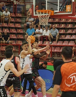 Alain Font penetra en la zona del Alega Cantabria junto al chino Yu, cedido por el Surne al conjunto de Torrelavega.