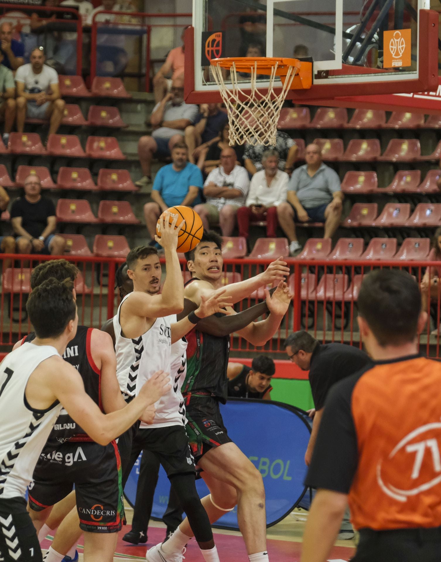 Alain Font penetra en la zona del Alega Cantabria junto al chino Yu, cedido por el Surne al conjunto de Torrelavega.
