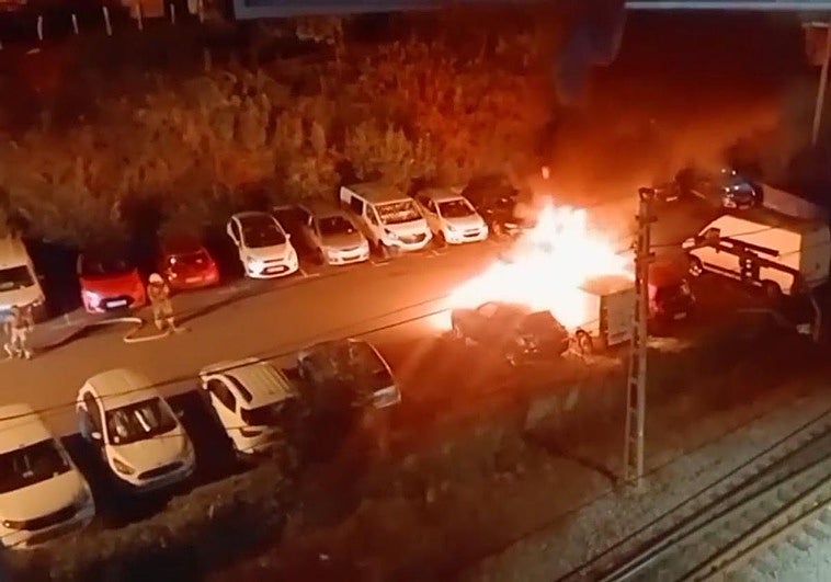 Vista del incendio de una furgoneta en Balmaseda.