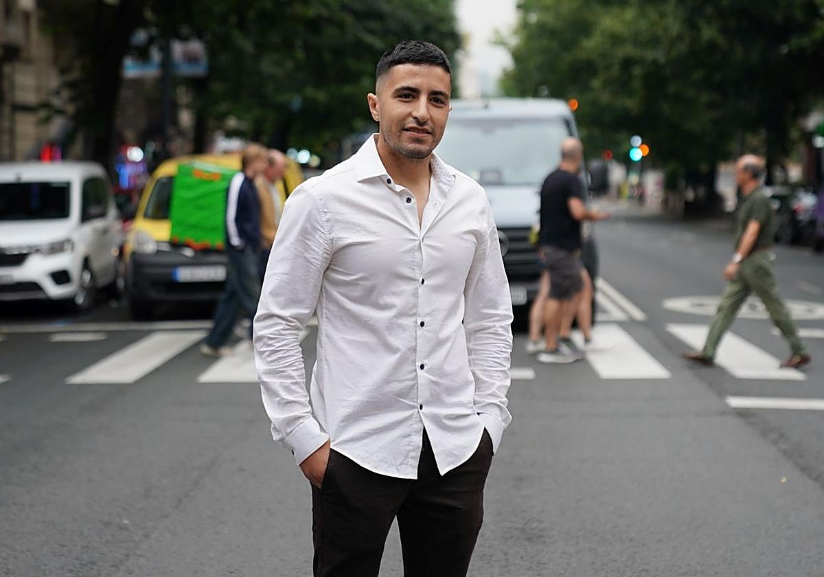 Zakariae Cheddadi posa en una céntrica calle de Bilbao antes de la entrevista.