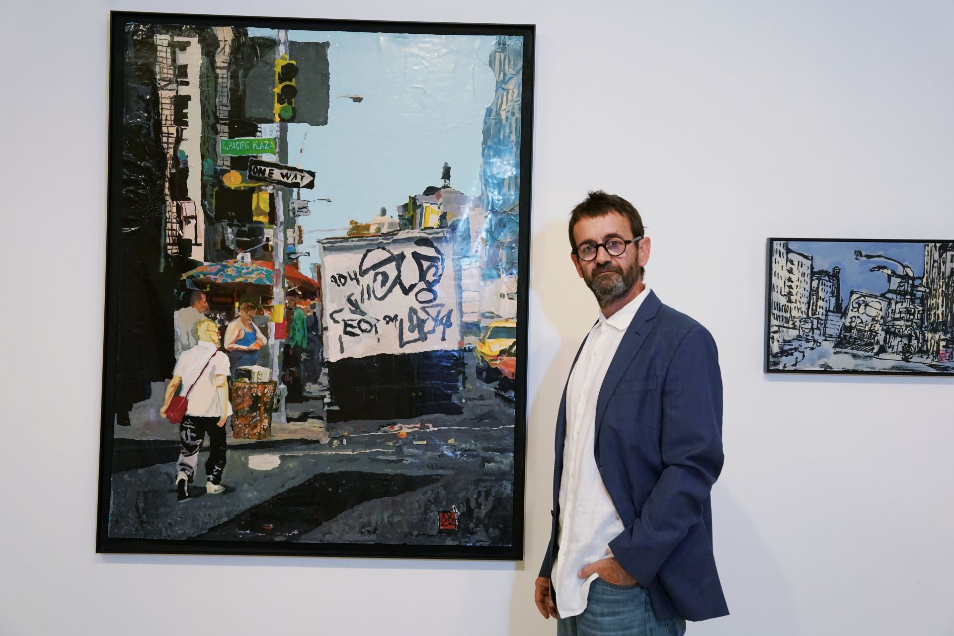 El artista en otra zona de la exposición.