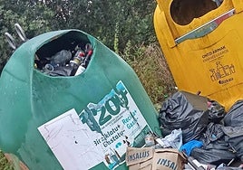 Uno de los contenedores de vidrio desbordado.