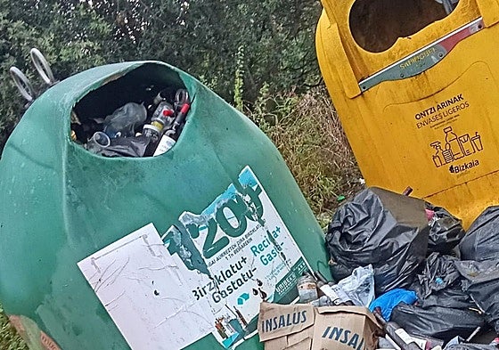 Uno de los contenedores de vidrio desbordado.