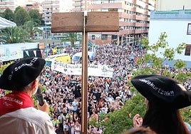 Momento del pregón en una edición pasada de los Santacruces.