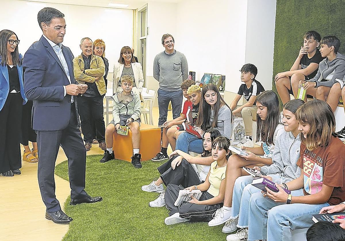 El lehendakari, ayer, con un grupo de escolares en Etxebarri.