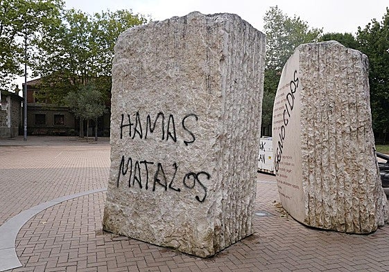 Una de las pintadas que han aparecido sobre el monumento instalado en el parque de Judimendi.